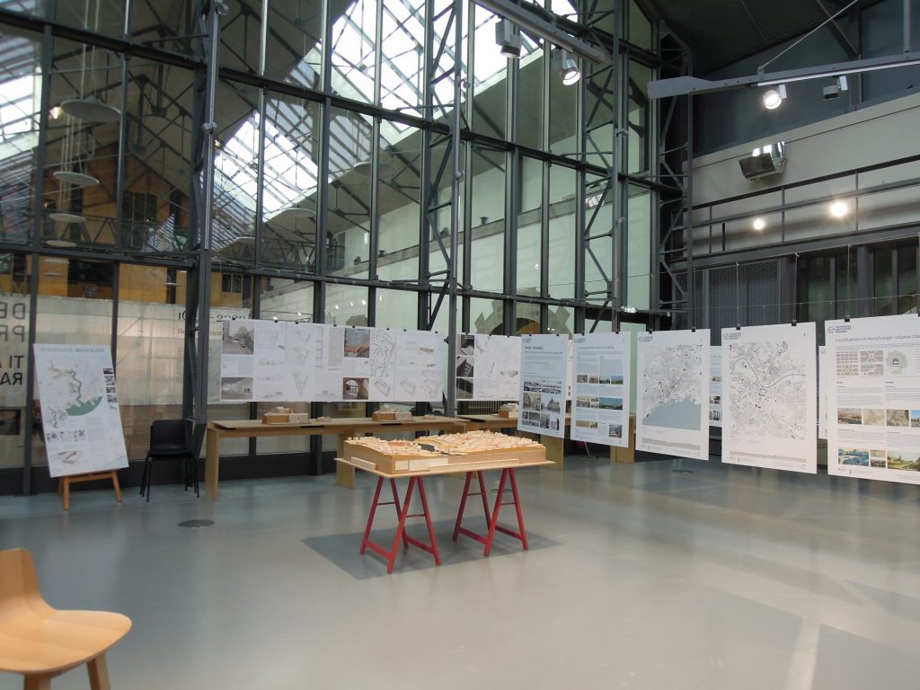 Exhibition at the Maison des Projets. You can see posters and models of Brest.